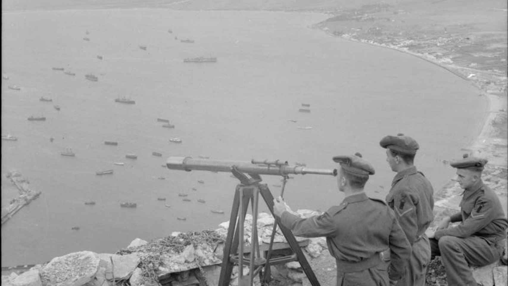 Miembros de ejército británico vigilando la bahía de Algeciras