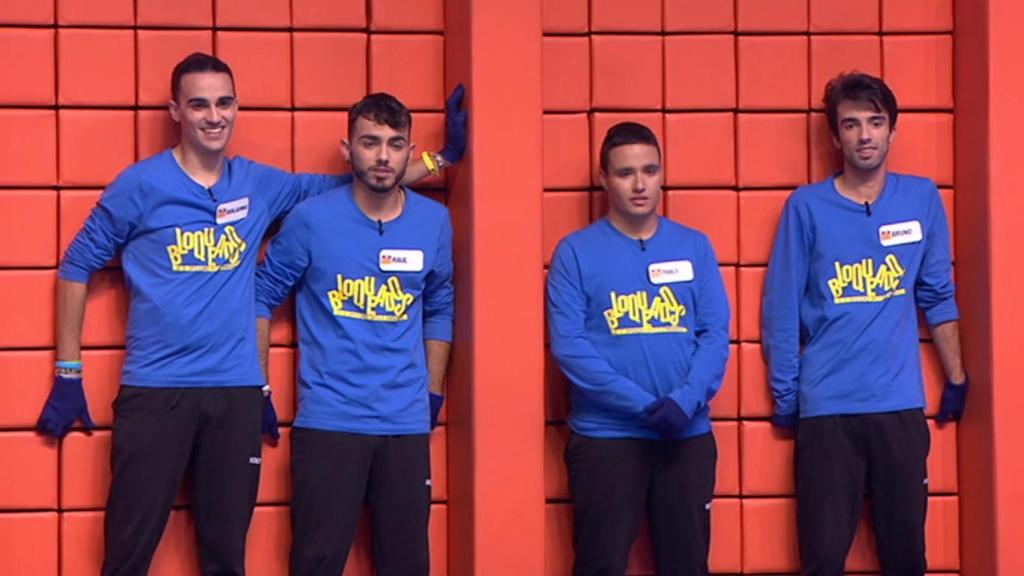 Pablo Pérez Caamaño junto a los Mozos de Arousa en Bloqueados por el Muro.