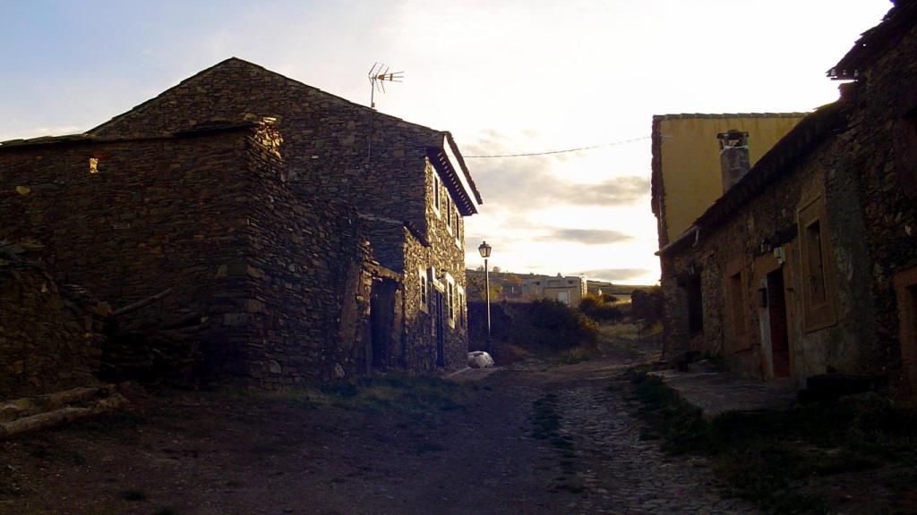 Una de las calles de Serracín, en Segovia