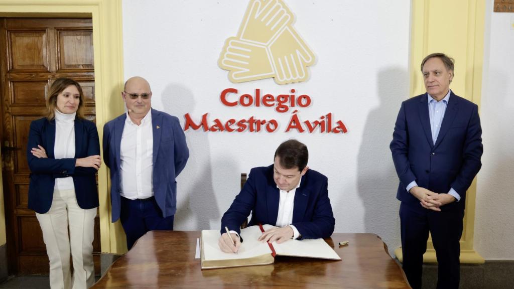 Mañueco visita el colegio Maestro Avila de Salamanca