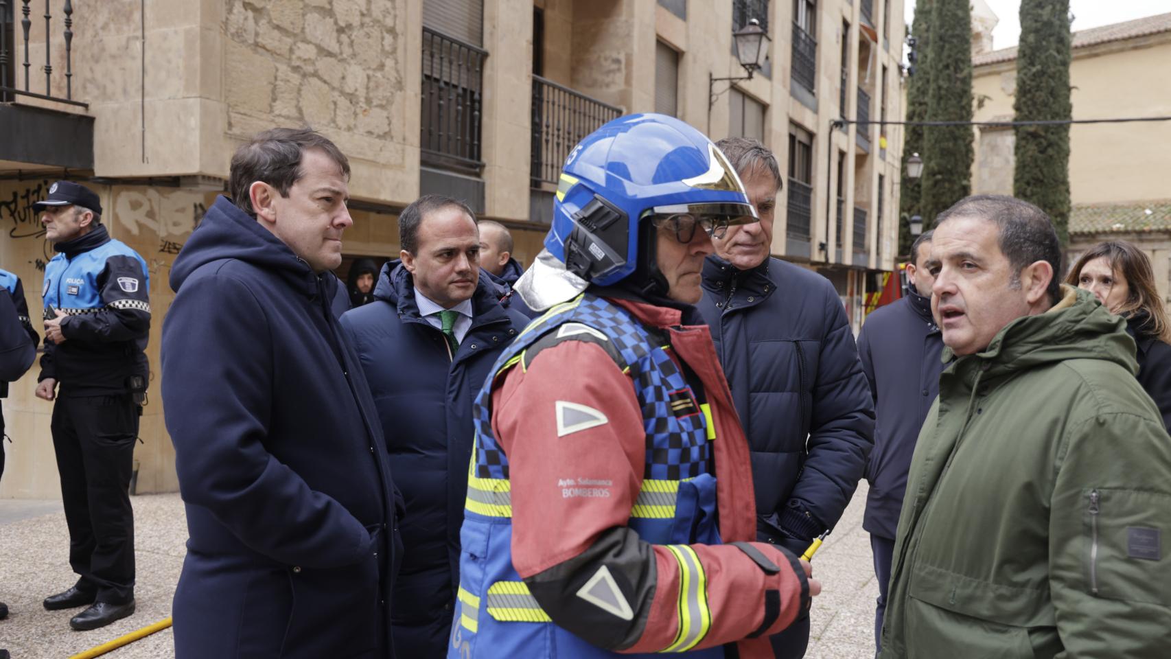 El presidente de la Junta de Castilla y León se interesa por un incendio cerca del colegio Maestro Avila, donde tenía un acto de agenda.