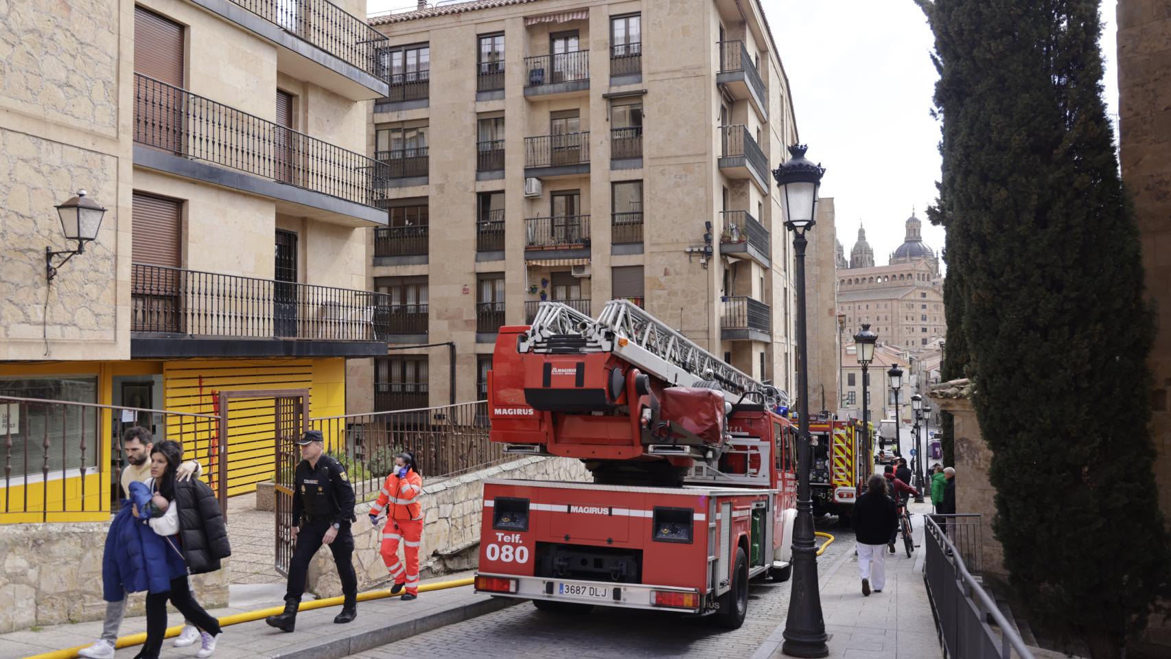 Varias unidades de bomberos, policía y ambulancias se movilizan por un incendio en una urbanización en el centro de Salamanca