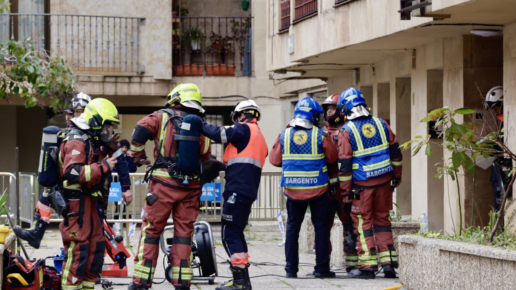 Varias unidades de bomberos, policía y ambulancias se movilizan por un incendio en una urbanización en el centro de Salamanca