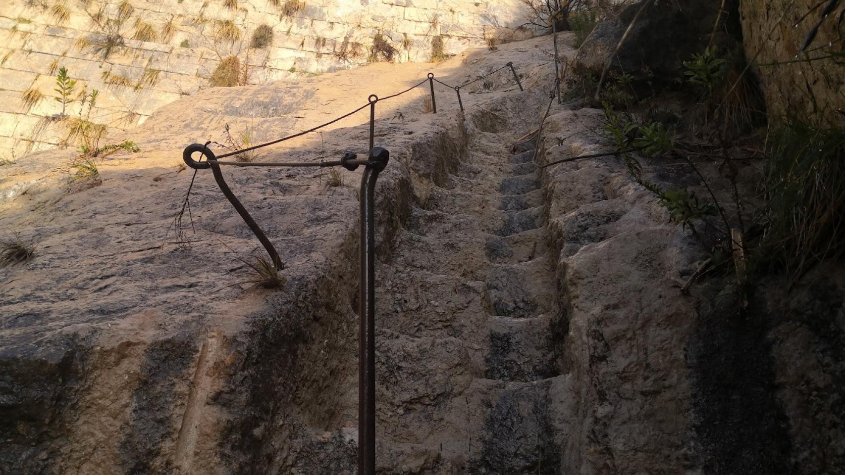 Las escaleras excavadas en la piedra para llegar hasta la corona del pantano.