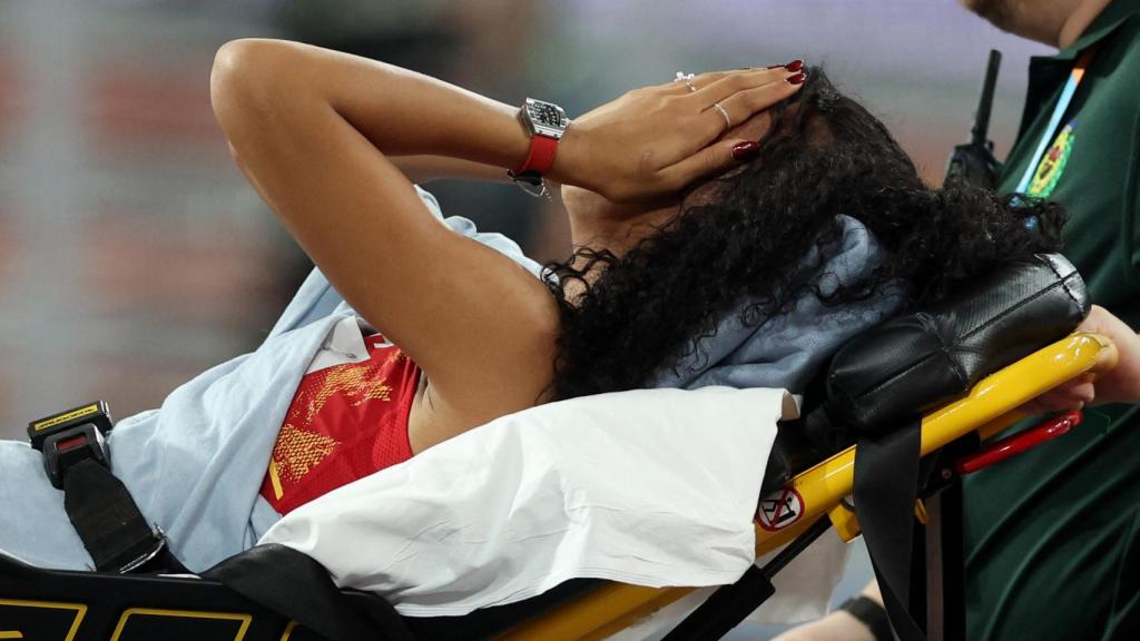 María Vicente retirada en camilla tras lesionarse.