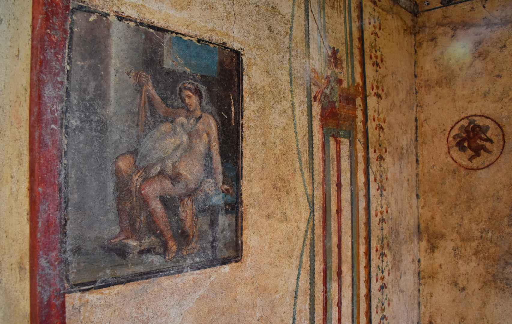 Interior de la casa de Leda y el cisne y su famoso fresco.
