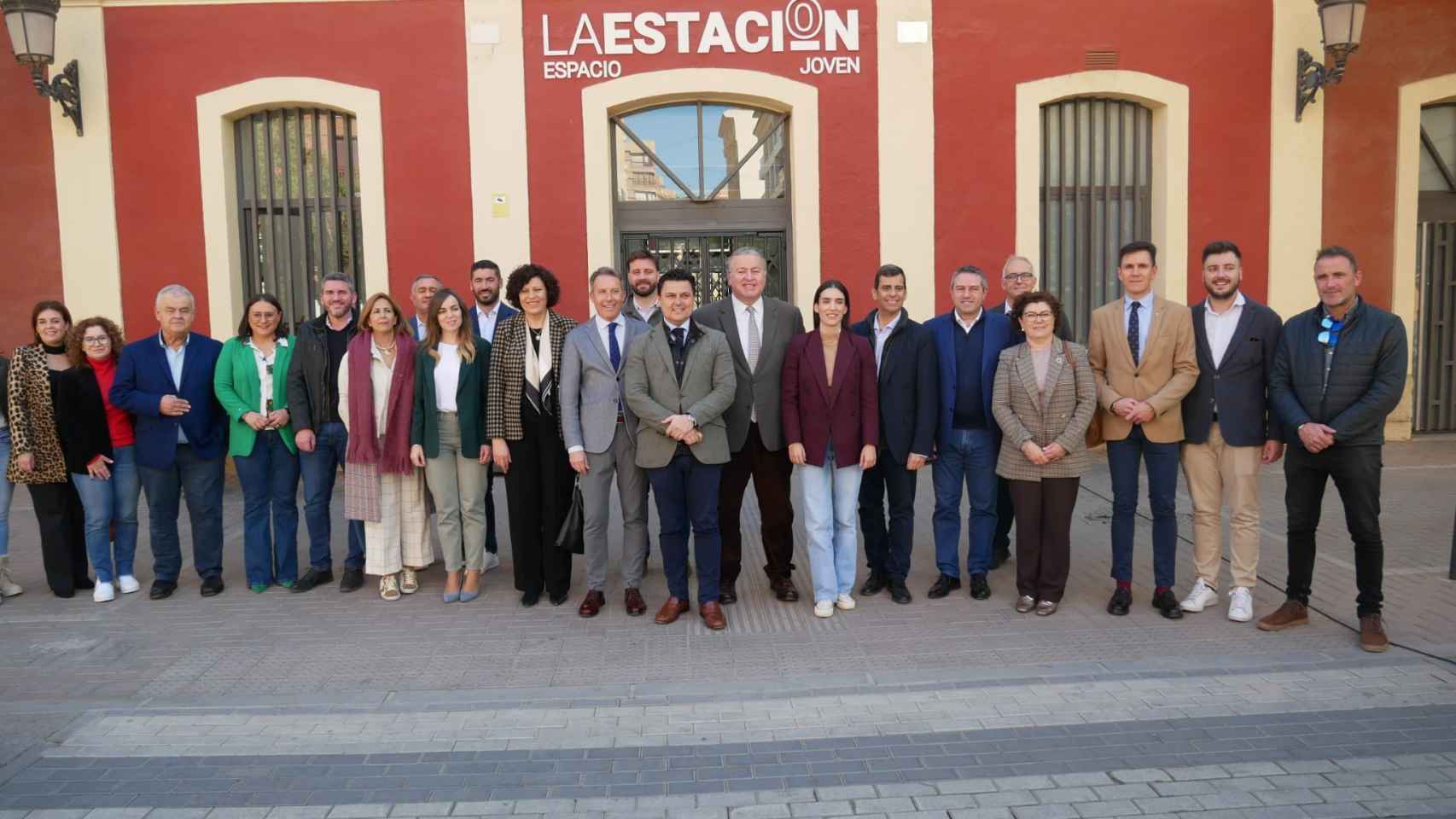Populares murcianos y almerienses, este viernes, posando en una foto de familia en la estación de tren Lorca-Sutullena.