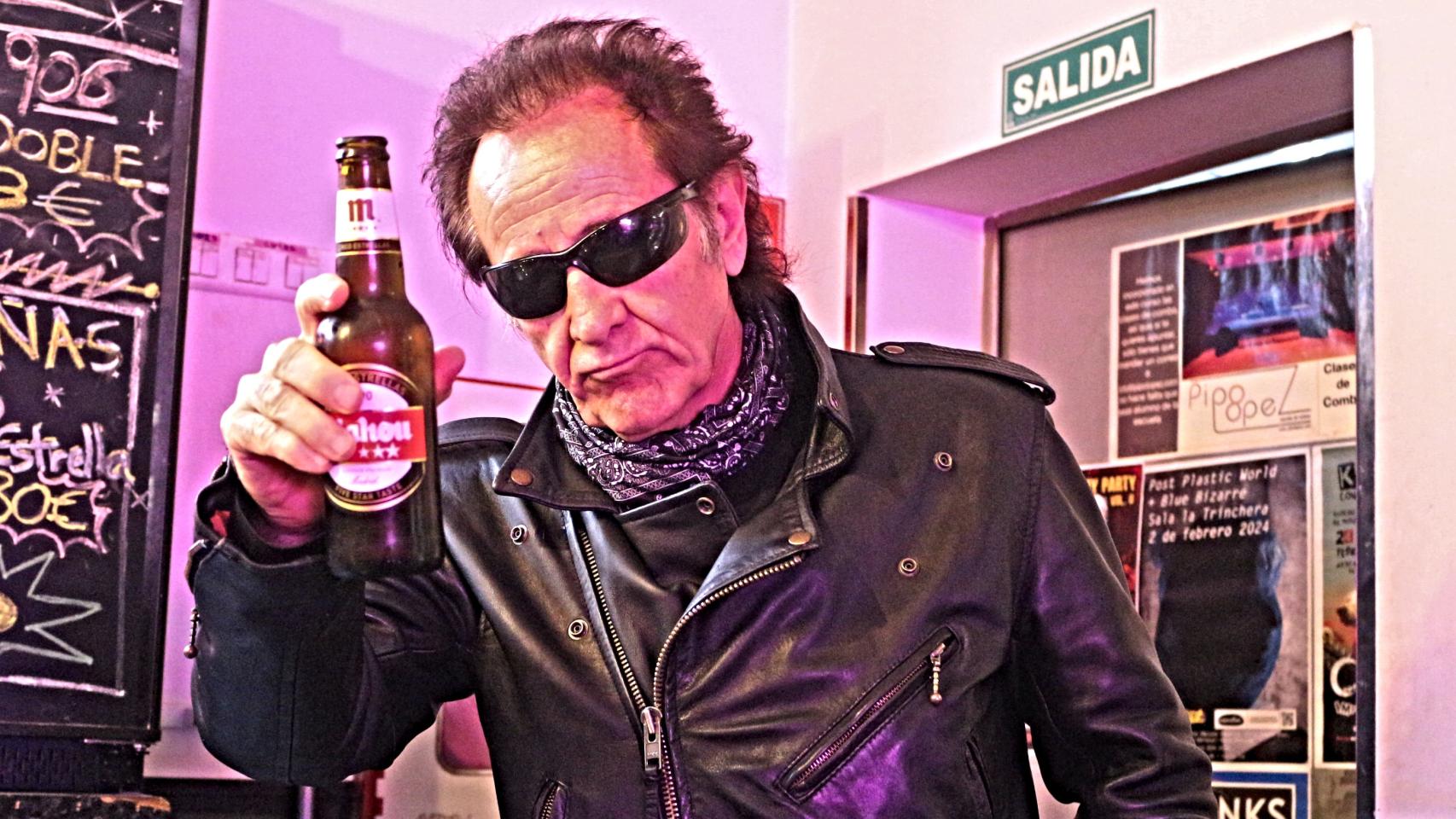 Johnny Cifuentes en su bar Cocodrilo. Foto: Alberto G. Palomo