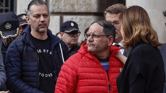 Julián, junto a la alcaldesa María José Catalá en el homenaje del Ayuntamiento de Valencia a las víctimas. EE