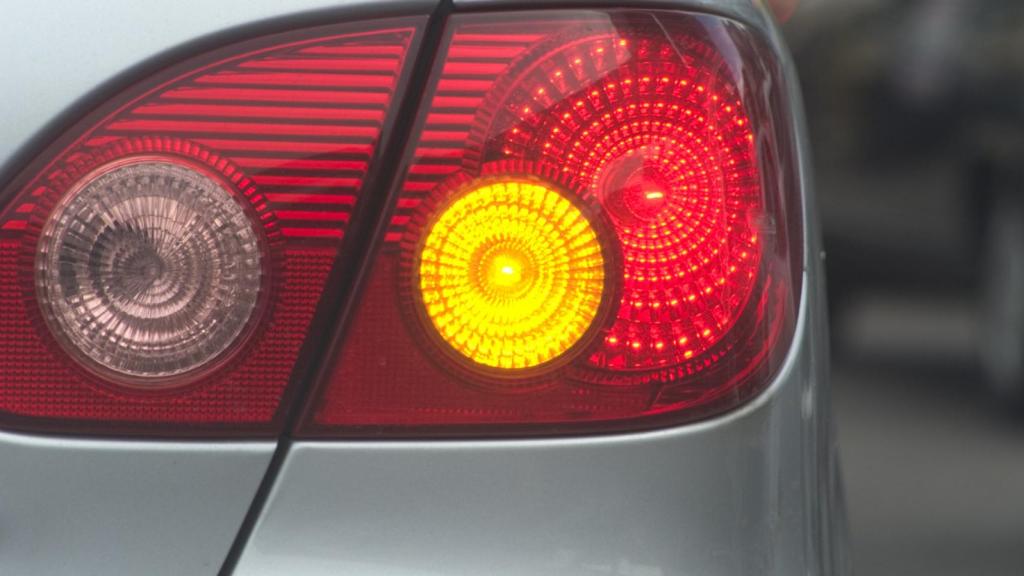 Imagen del intermitente activado en un coche.