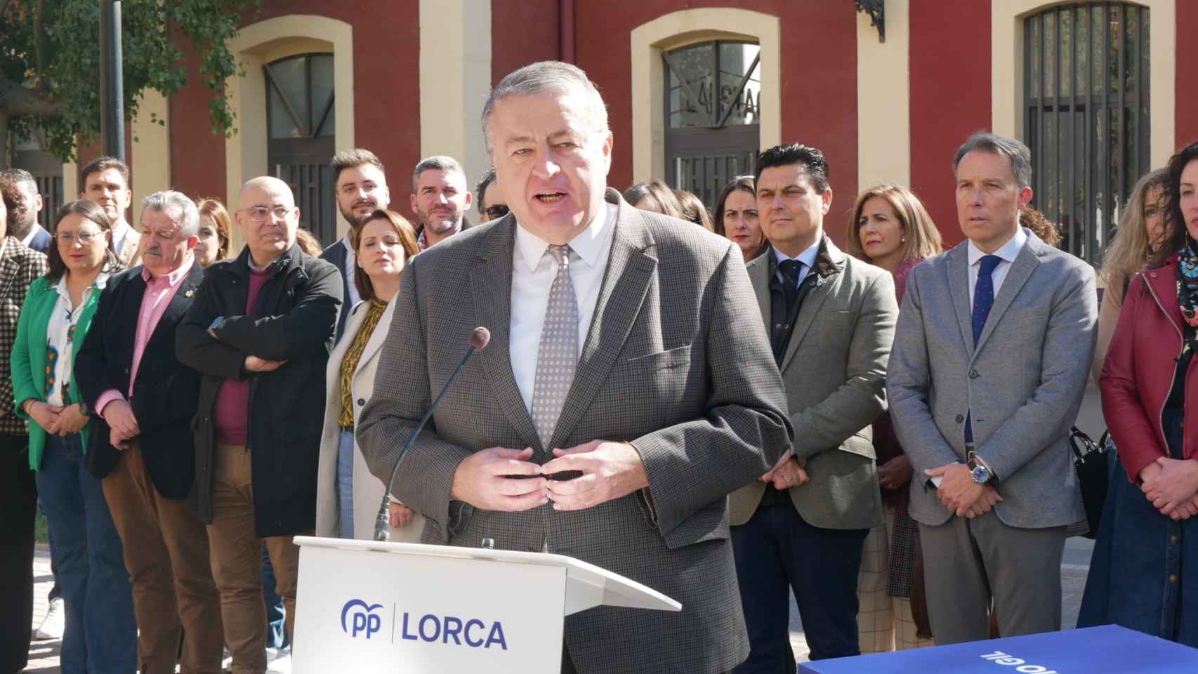 El senador Francisco Bernabé, este viernes, en la estación de tren Lorca-Sutullena.