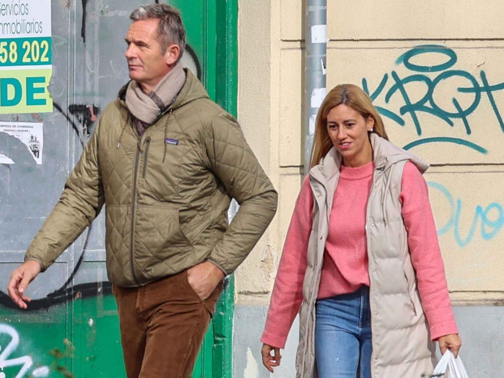 Iñaki Urdangarin y Ainhoa Armentia en una imagen caminando por las calles de Vitoria, en noviembre de 2022.