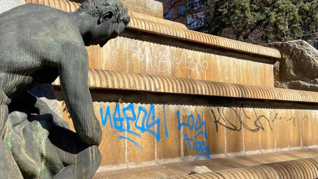 Detalle de las pintadas en la fuente homenaje a Jiménez Díaz.