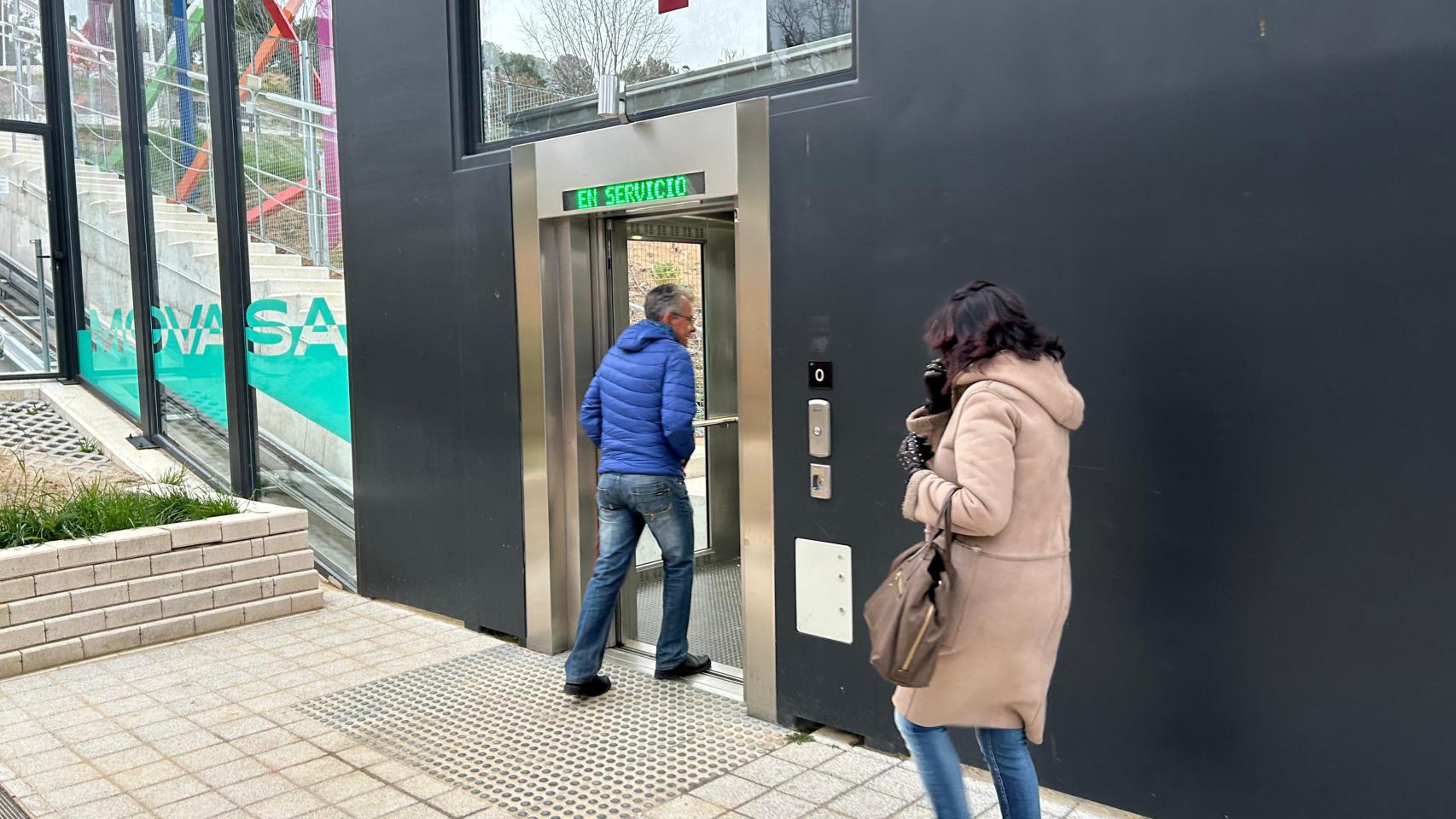 Una persona coge un ascensor.