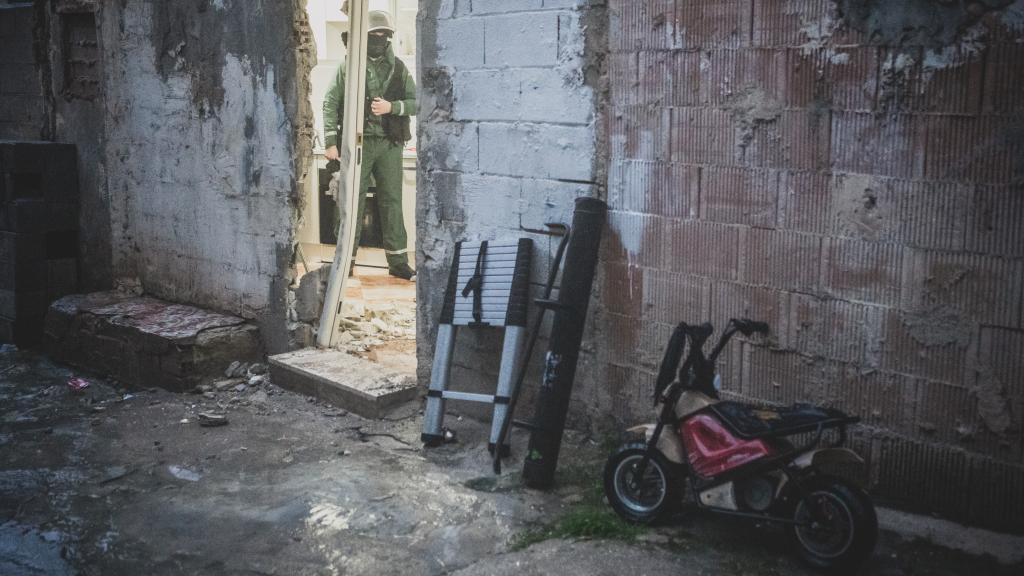 Fachada de la primera vivienda registrada por la Guardia Civil en el barrio de la Alfaguara, en Loja (Granada).