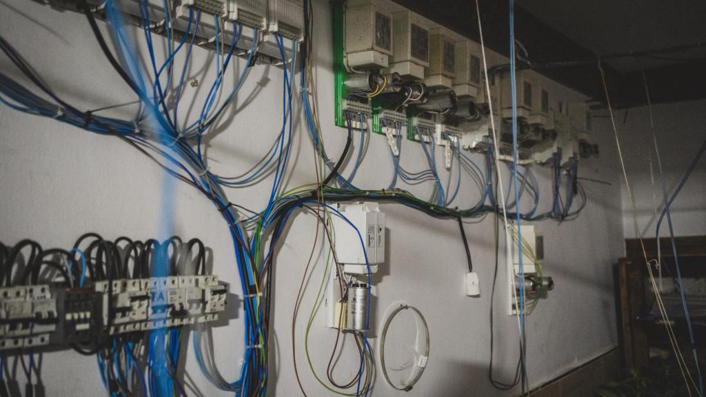 Cableado instalado en una de los narcopisos de marihuana incautado en Loja, Granada.