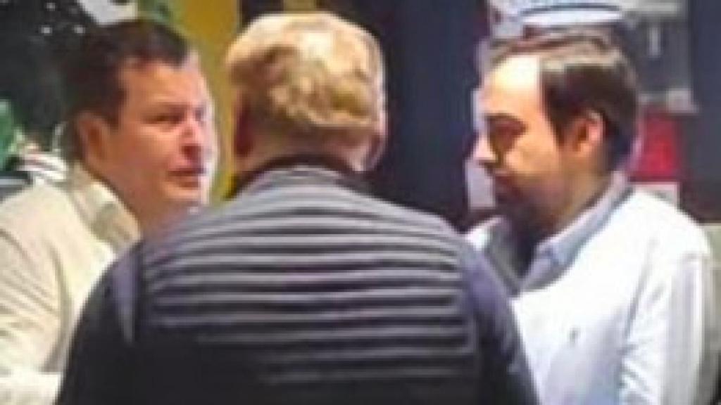 A la izquierda, Jacobo Pombo; a la derecha, Cruz Guijarro; en el centro y de espaldas, José Luis Rodríguez García durante la reunión en el Restaurante 'La Chalana'