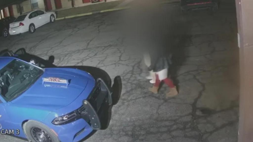 Imagen de las cámaras de seguridad del motel que muestran a la víctima y a su supuesto secuestrador.