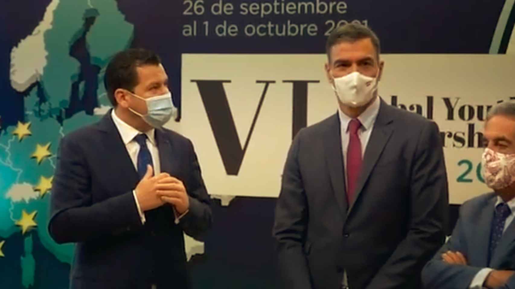 Pedro Sánchez (d) y Jacobo Pombo (i) durante la celebración del GYLForum 2021