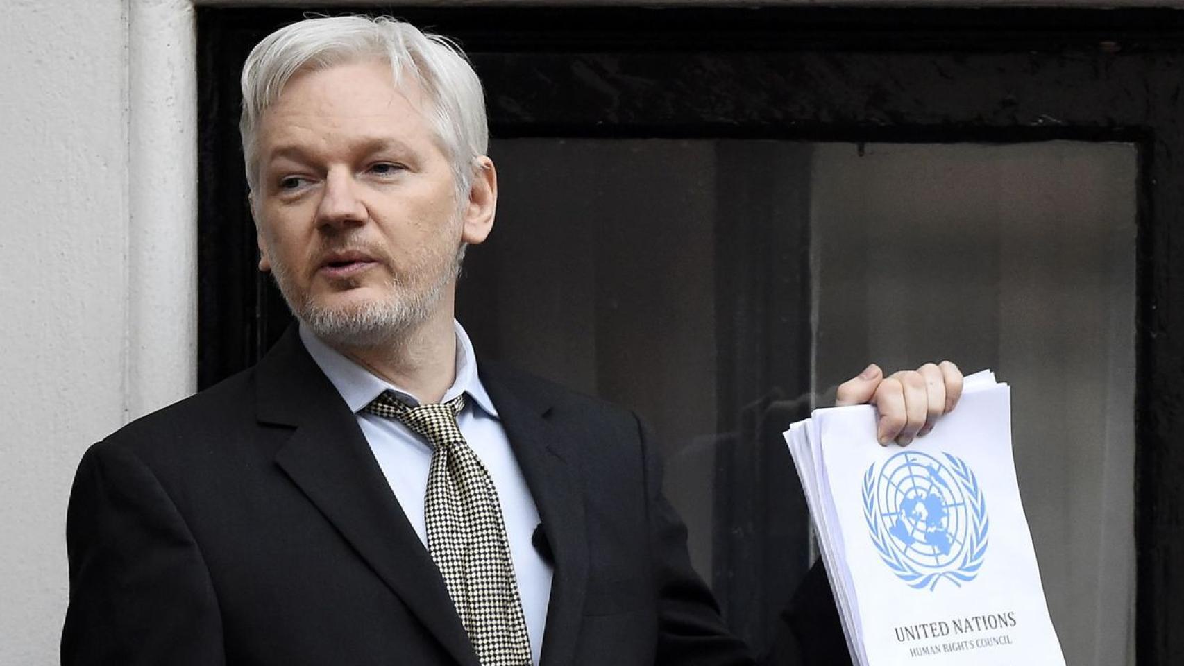 Julian Assange en el balcón de la Embajada ecuatoriana en Londres.