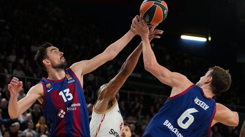 Satoranski y Vesely luchan con Blossomgame por un rebote.