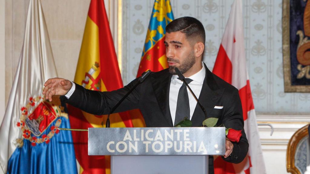 El campeón del mundo de UFC peso pluma, Ilia Topuria, durante el homenaje que recibió en Alicante tras proclamarse campeón.