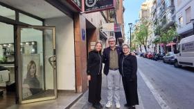 Las hermanas D'Amato y Armengol en la calle Pintor Velázquez de Alicante.