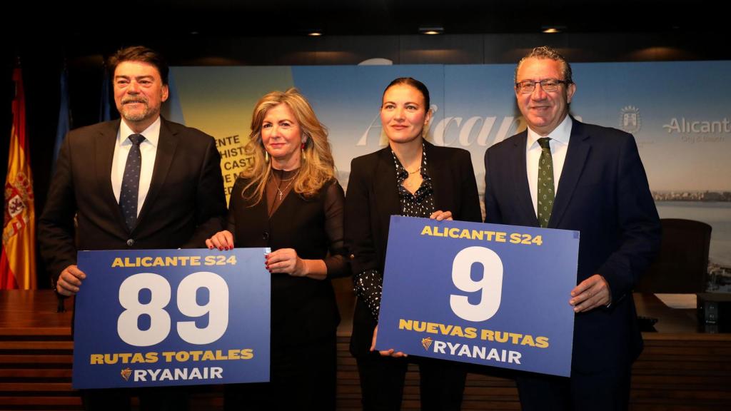 Luis Barcala y Toni Pérez en la presentación de las nuevas rutas de Ryanair.