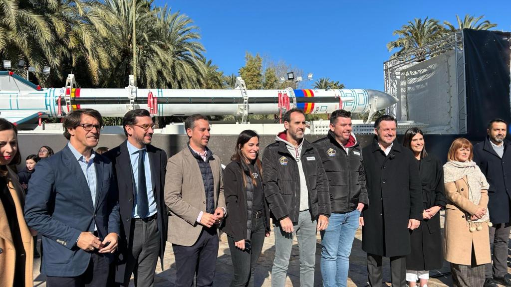 La inauguración de la exposición del cohete por parte del Ayuntamiento de Elche y PLD Space.