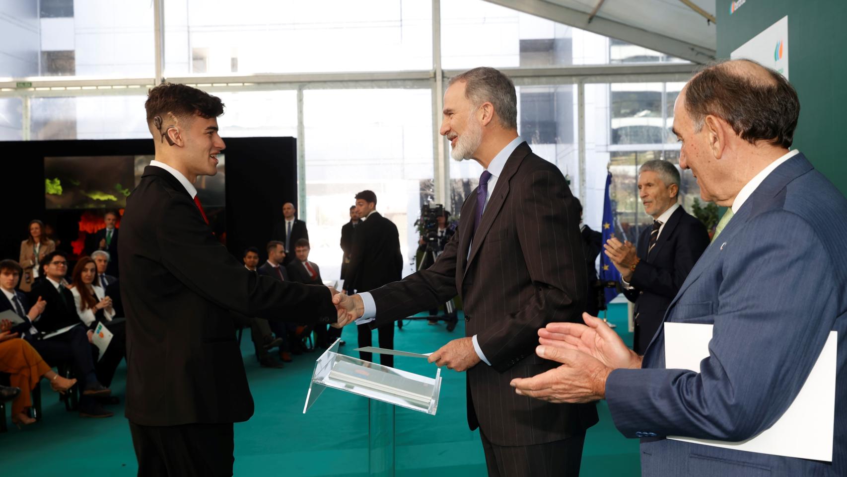 El vallisoletano Luis Huerta recibe de manos del Rey la beca Iberdrola