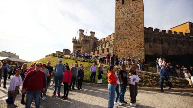 Un grupo de turistas visita el castillo de los Templarios de Ponferrada.