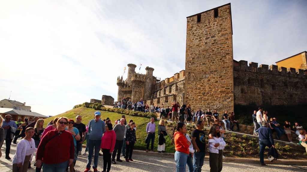 Un grupo de turistas visita el castillo de los Templarios de Ponferrada.