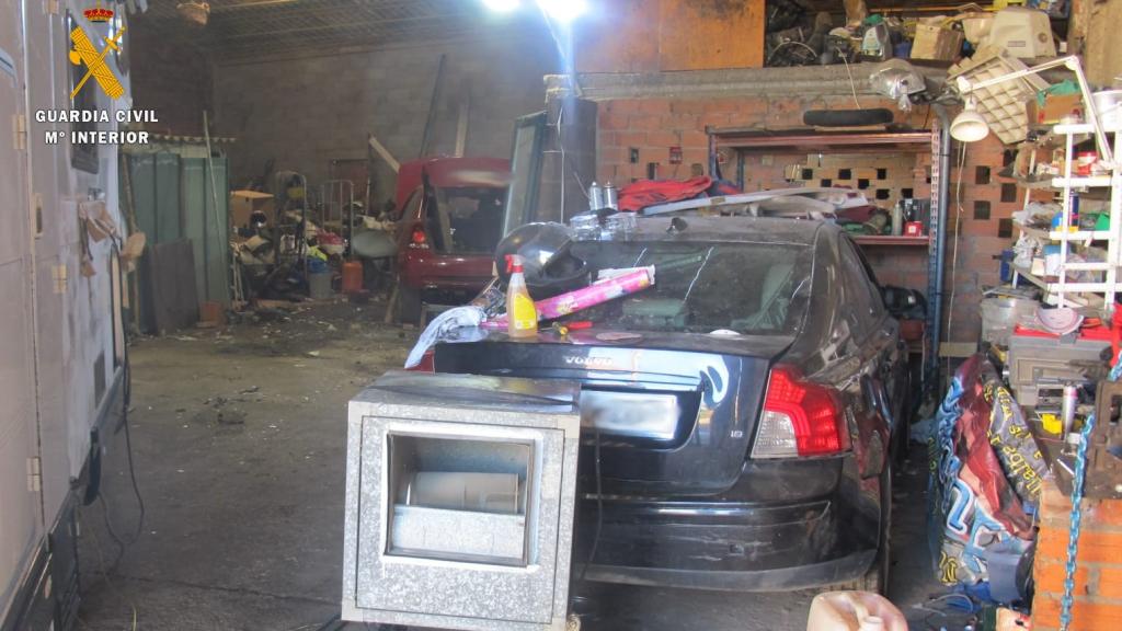 Taller clandestino de reparación de vehículos en Parada de Rubiales