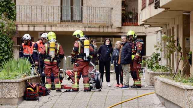 Varias unidades de bomberos, policía y ambulancias se movilizan por un incendio en una urbanización en el centro de Salamanca