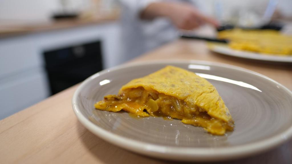 El truco para hacer una tortilla de patatas en solo 10 minutos con los mejores huevos de España