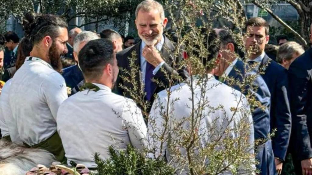 El rey Felipe VI con parte del equipo de Oba.