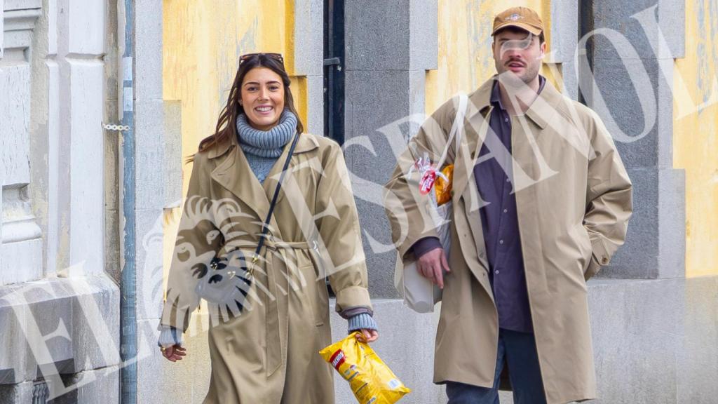 Anna Padilla y Mario Cristóbal, en las inmediaciones del nuevo piso de la 'influencer'.