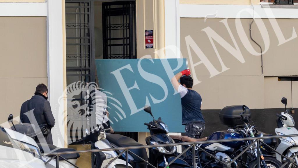 En la última semana, han entrado y salido materiales de reforma del piso de Anna Ferrer.