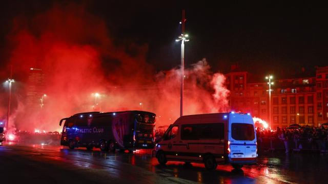 El autobús del Athletic Club llega al estadio de San Mamés momentos antes del partido de vuelta de semifinales de la Copa del Rey.