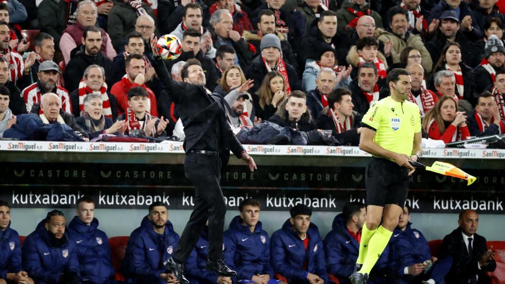 El entrenador del Atlético de Madrid Diego Simeone (i) durante el partido de vuelta de semifinales de la Copa del Rey.