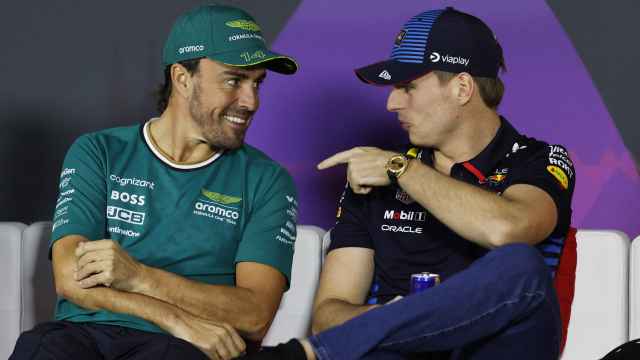 Fernando Alonso habla con Max Verstappen en la rueda de prensa previa al GP de Baréin de F1
