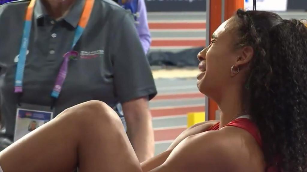 María Vicente no es capaz de aguantar las lágrimas tras lesionarse.