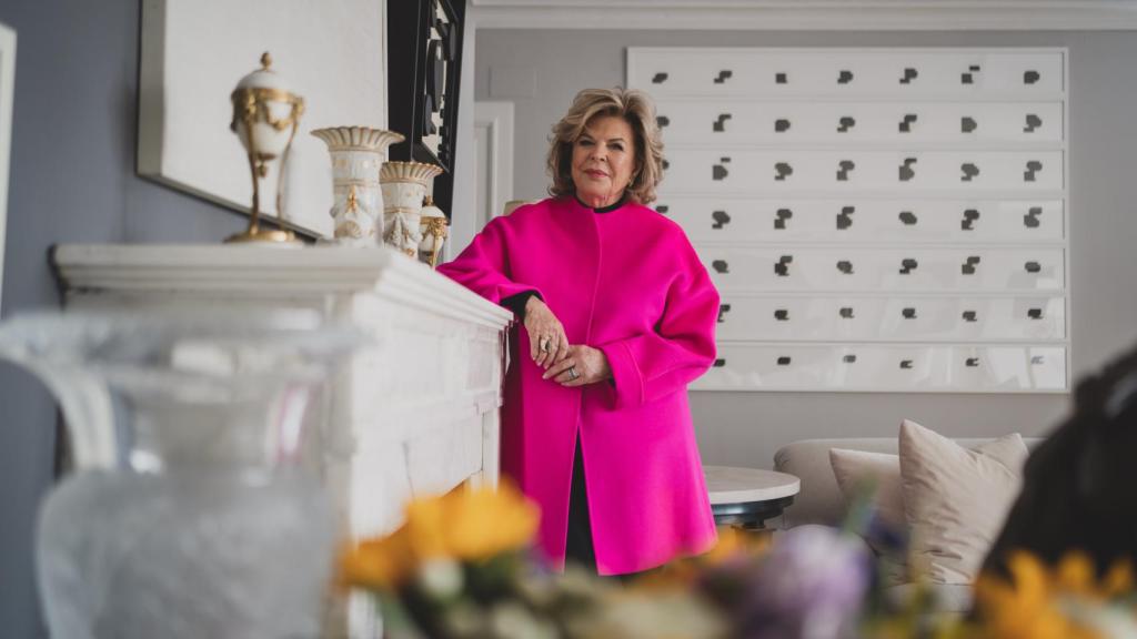 Ella Fontanals-Cisneros junto a la chimenea del salón. Al fondo, una obra de Elena Asins. Foto: Cristina Villarino