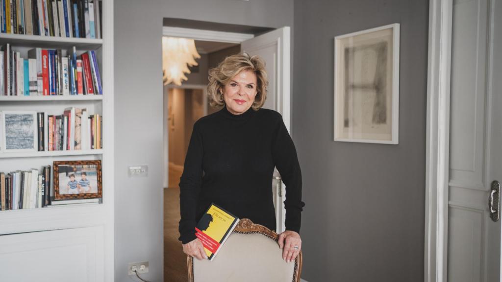 La coleccionista posa con su novela, 'Ella soy yo', en su biblioteca. Foto: Cristina Villarino