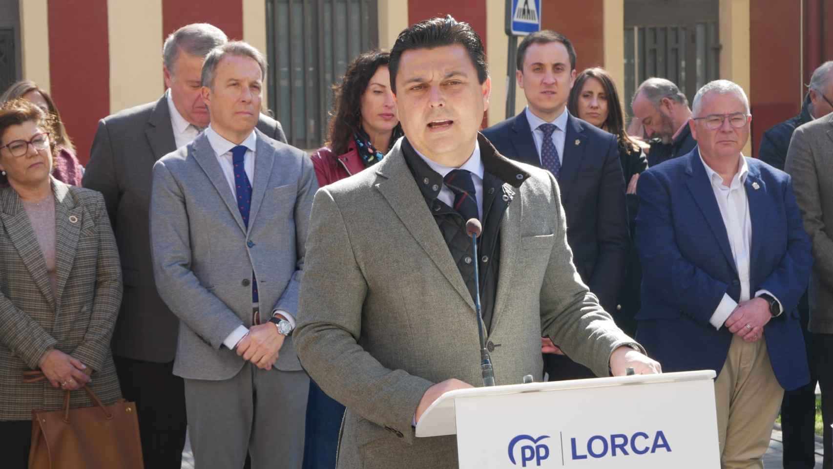 El secretario general del PP de la Región de Murcia y alcalde de San Javier, José Miguel Luengo, este viernes, en el acto para reclamar el AVE y el Corredor Mediterráneo.