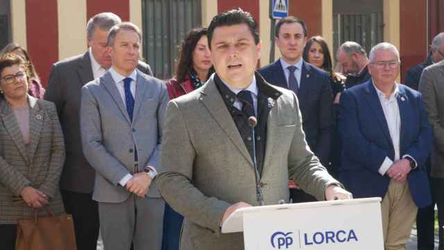 El secretario general del PP de la Región de Murcia y alcalde de San Javier, José Miguel Luengo, este viernes, en el acto para reclamar el AVE y el Corredor Mediterráneo.