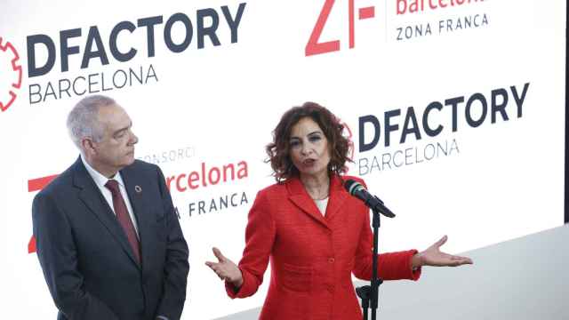 María Jesús Montero (d), durante la visita efectuada esta mañana al DFactory Barcelona junto al delegado especial del Estado de la Zona Franca Pere Navarro (i).
