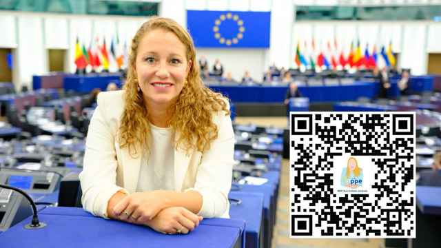 Ana Collado, eurodiputada del PP, junto al código QR para conectarse a su asistente virtual con IA Generativa.