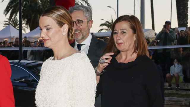 La presidenta balear, Marga Prohens, junto a su antecesora, Francina Armengol, en el acto institucional del Día de las Islas Baleares, este jueves.