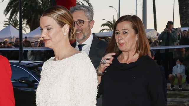 La presidenta balear, Marga Prohens, junto a su antecesora, Francina Armengol, en el acto institucional del Día de las Islas Baleares.